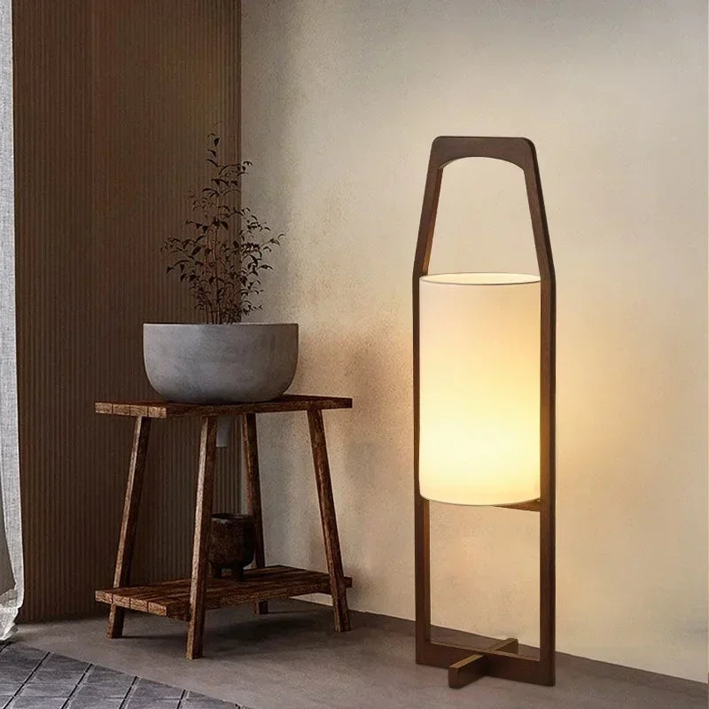 Asahi | Lampada da terra con struttura in legno e paralume in tessuto