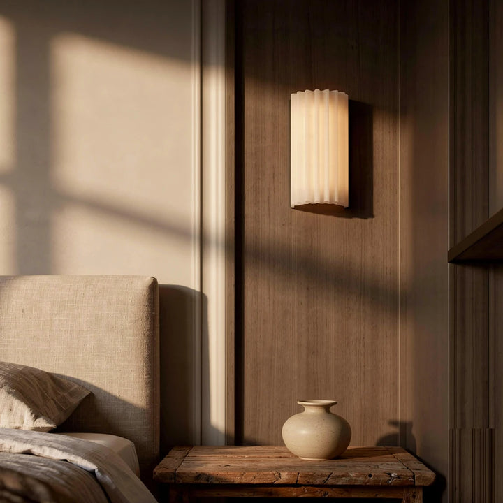 Hida | Gegroefde albast wandlamp